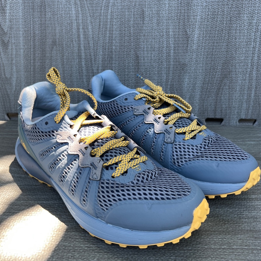 Women’s sneaker size 9